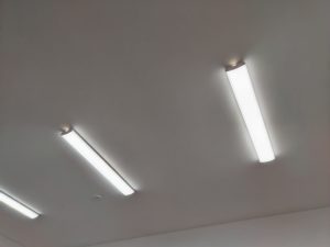 Autotallin valaistus